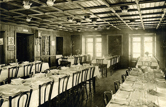 Salle à manger de l'hospice en 1900