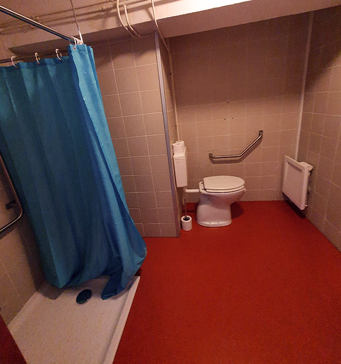 La douche de la chambre 1 de l'auberge de l'hospice du petit saint bernard