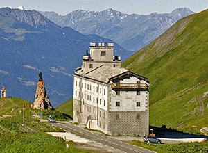 Hospice vu depuis le col du Petit Saint Bernard, Savoie, Val d'Aoste