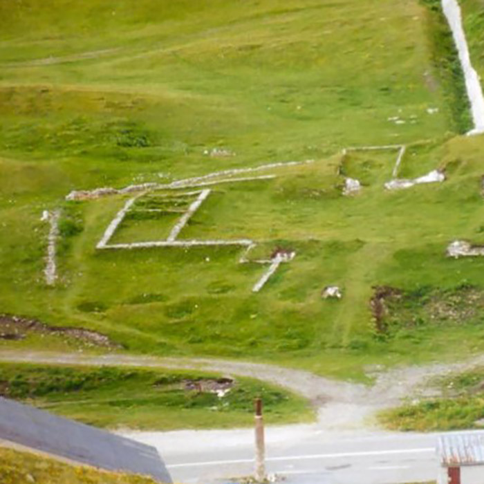 ruines du temple au col du petit saint bernard